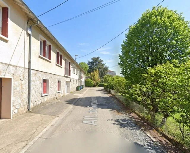 Vue de l'allée devant le cabinet de Ludivine Cazas-Audureau, psychologue à Limoges, Allée de Roquebrune